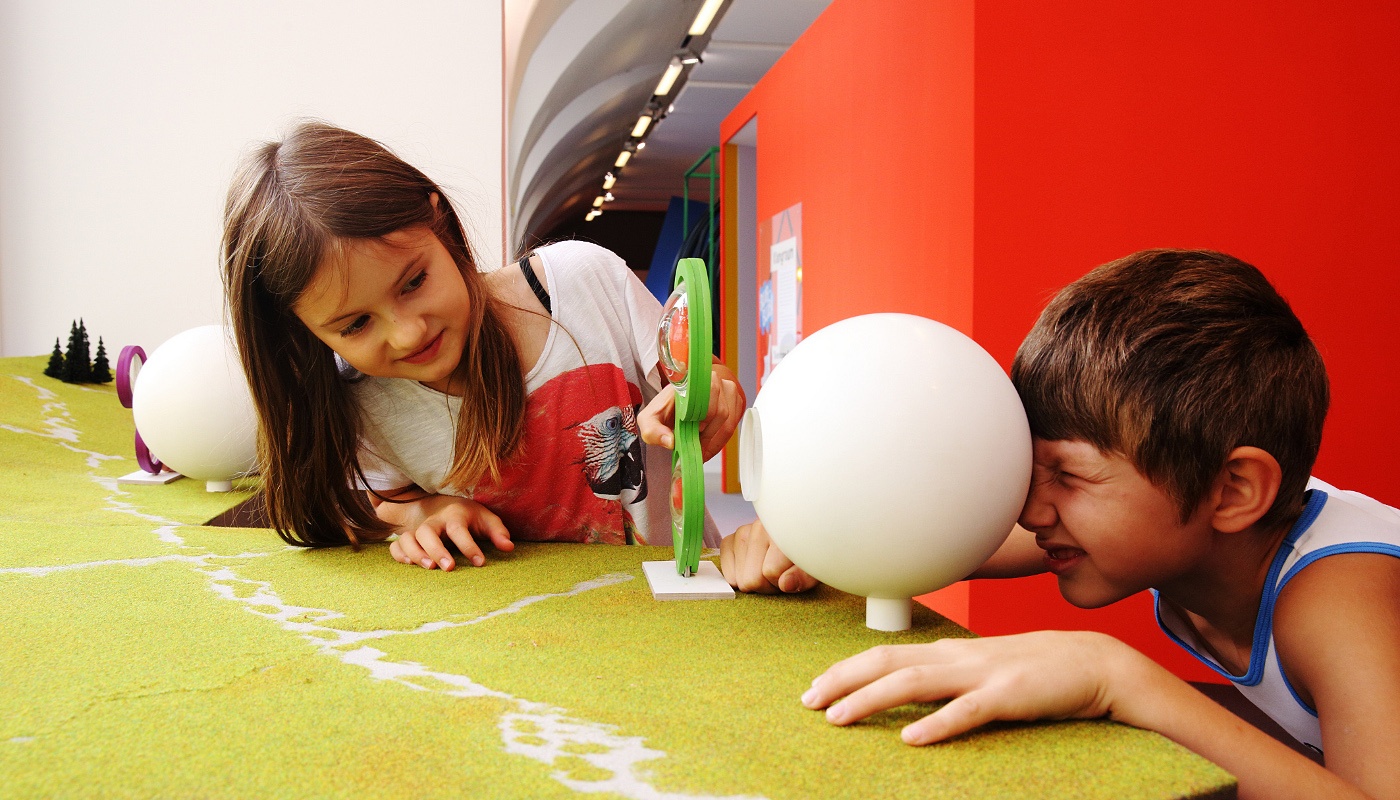 Installation zum Thema Linsen für eine Ausstellung im Zoom Kindermuseum